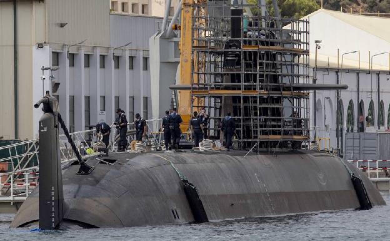 El submarino S-81 'Isaac Peral' atracado de nuevo en el dique de Navantia..