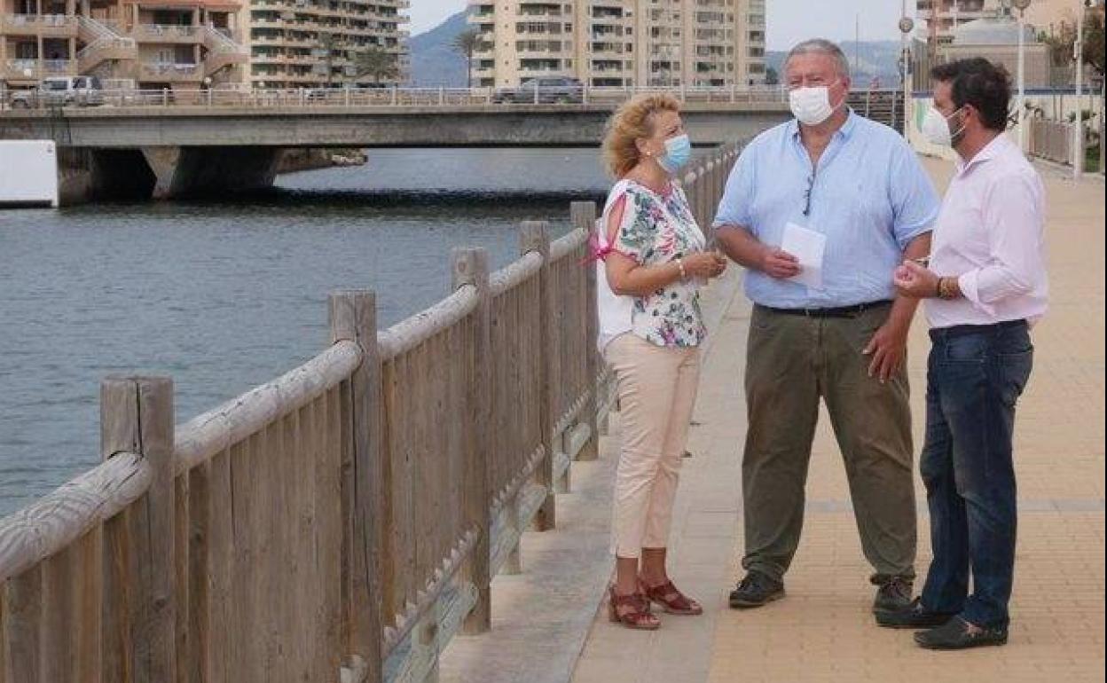Los senadores del PP Violante Tomás, y Francisco Bernabé, y el diputado nacional Juan Luis Pedreño, junto a la gola de Marchamalo, este martes.