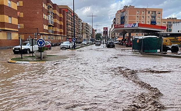 Galería. Calles y ramblas desbordadas en Águilas por la lluvia, este miércoles.
