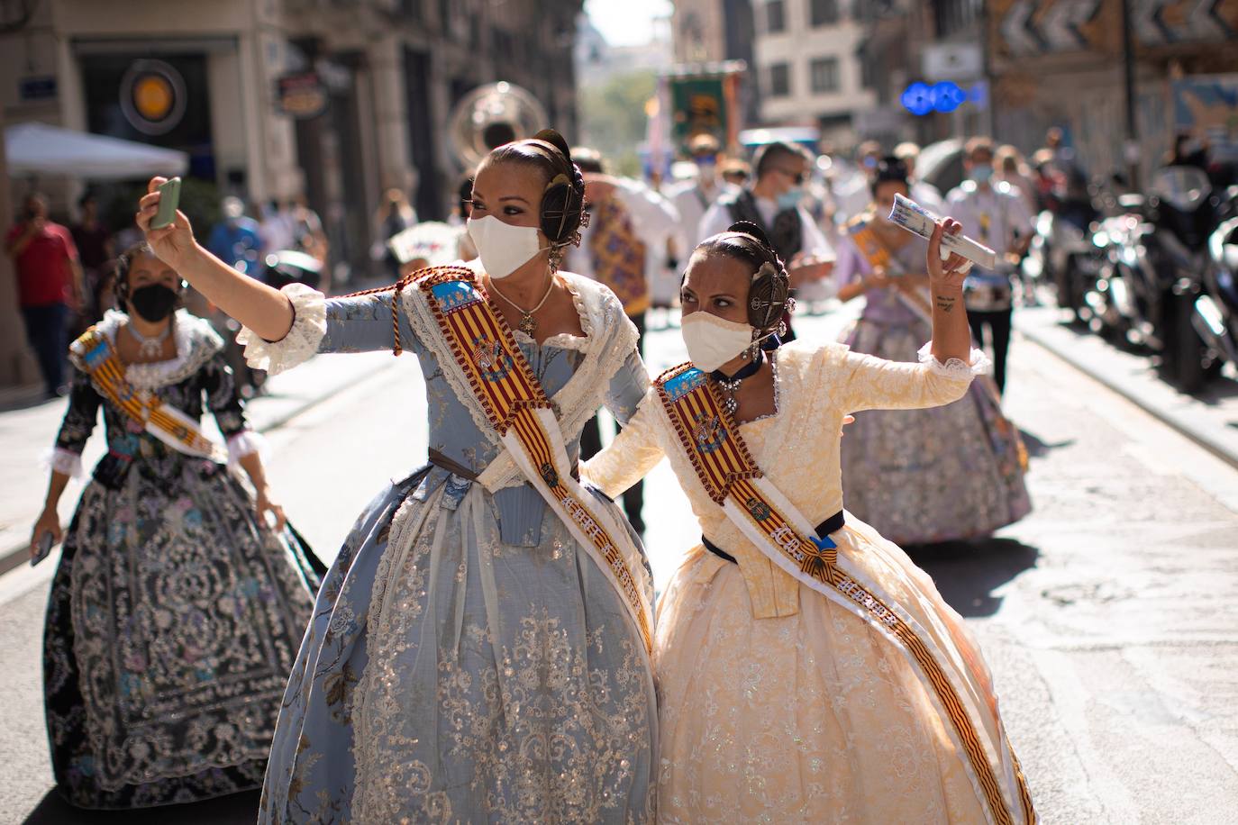 Fotos: Así han sido las atípicas Fallas de Valencia con mascarillas y abanicos