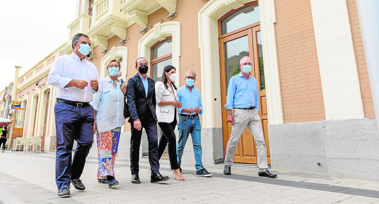 Los cargos púbicos del PP Juan María Vázquez, Maruja Pelegrín, Ramón Sánchez, Miriam Guardiola, Miguel Ángel Miralles y Antonio Navarro, ayer, en la estación de El Carmen de Murcia. 