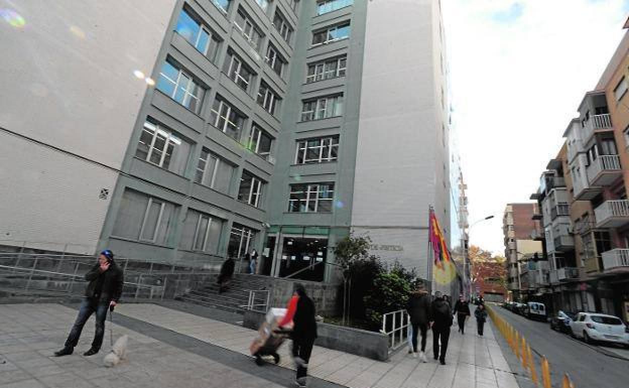 Vista del Palacio de Justicia de Cartagena, que da a las calles Ángel Bruna y San Martín de Porres.