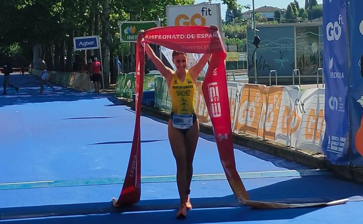 Paula Sánchez García cruza la línea de meta del campeonato de España de Triatlón, este sábado, en Banyoles (Girona).
