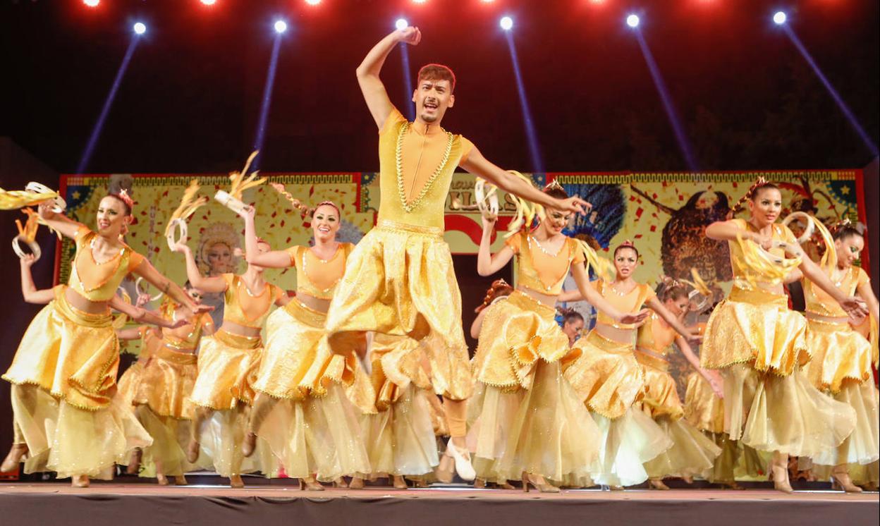 Un momento de la actuación del Ballet Oficial de la Federación de Peñas, durante la gala de anoche.