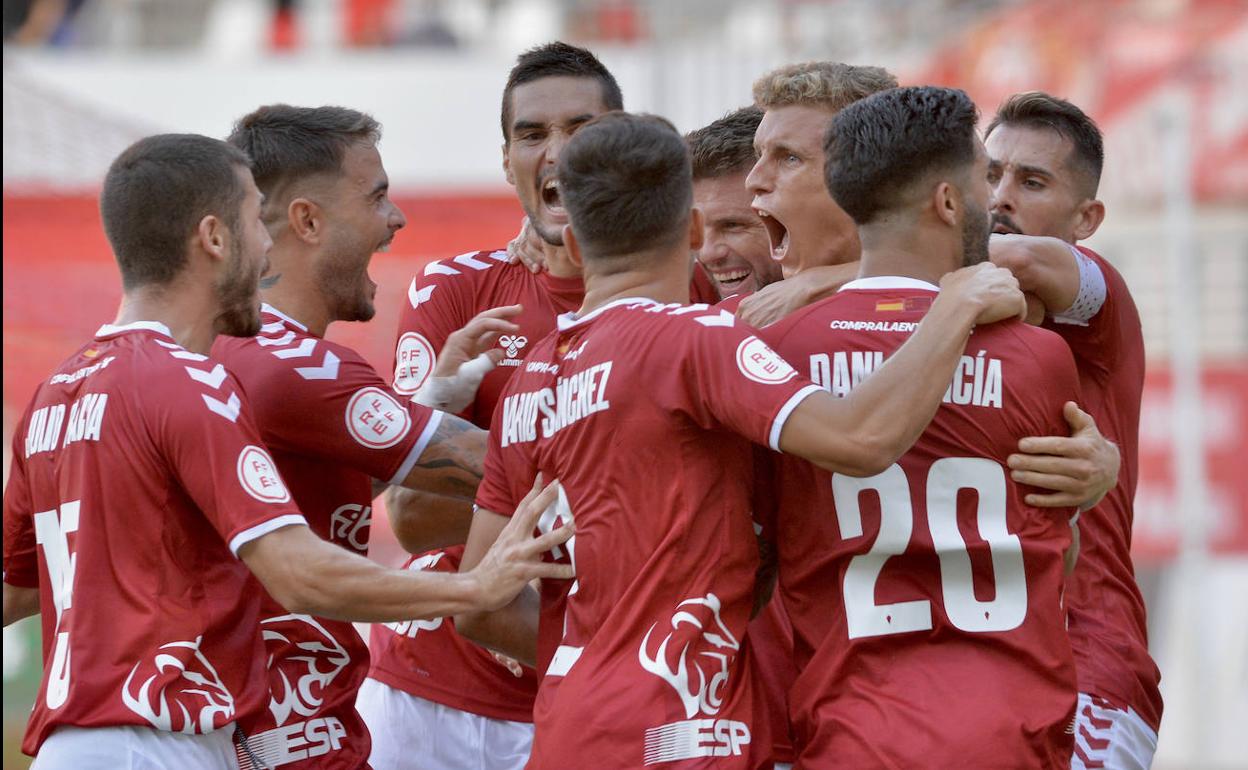 Varios jugadores del Real Murcia celebran uno de los goles.