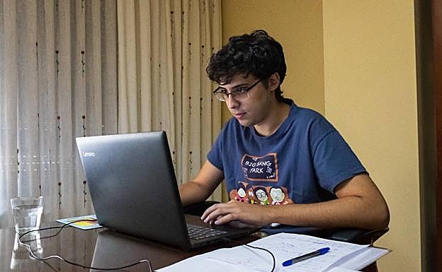 Marcos Domínguez, trabajando desde su casa.