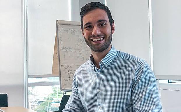 Iván García, en su mesa de trabajo.