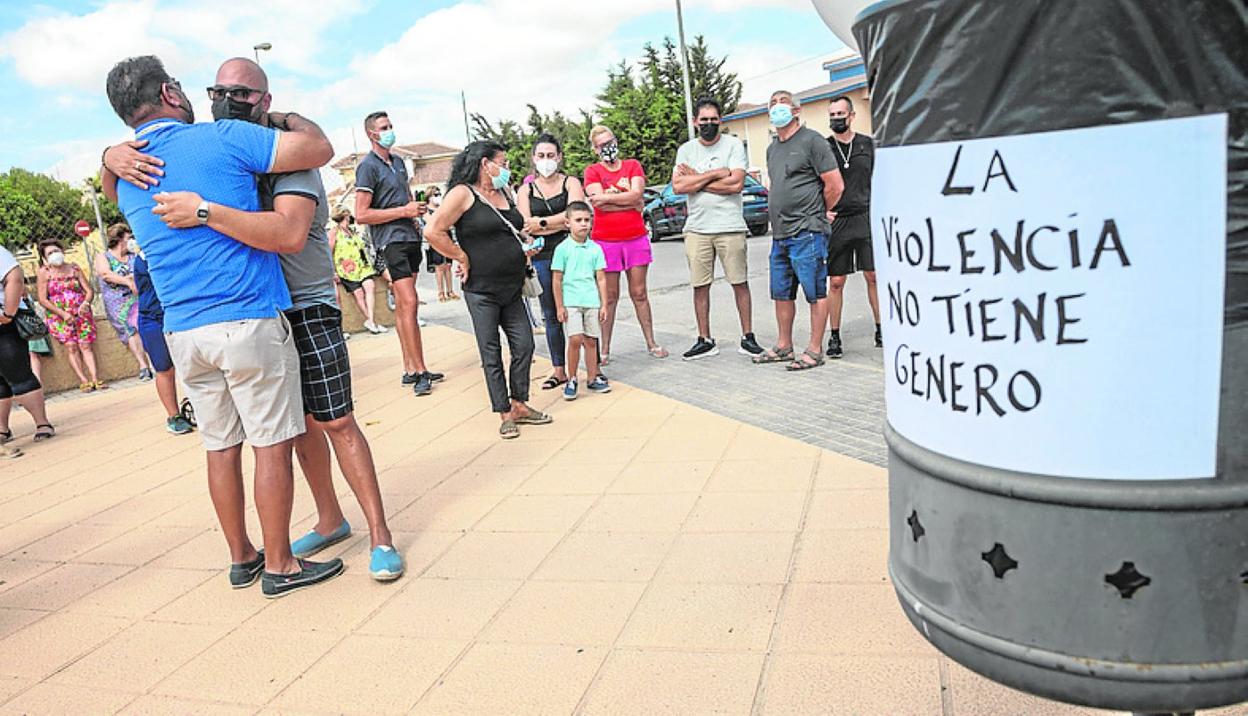 Un instante de la concentración, ayer en La Puebla. 