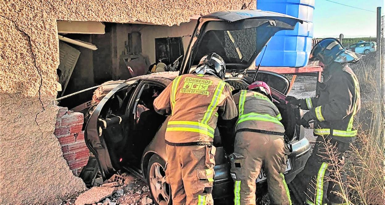 Bomberos interviniendo en el accidente registrado en Ojós. 