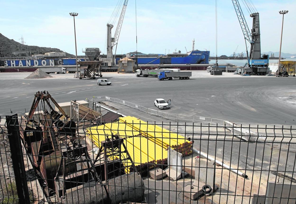 El carguero 'Corn Rizhao' descarga harina de soja en el atraque 7 y 8 del muelle Isaac Peral del puerto de Escombreras. 