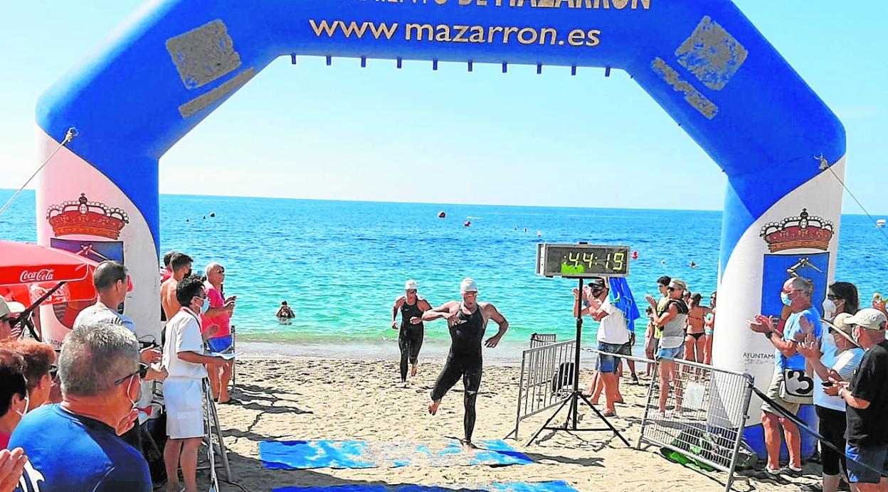 Alejandro Puebla, del CN Cartagonova, llega primero a la meta en la playa de Bolnuevo.