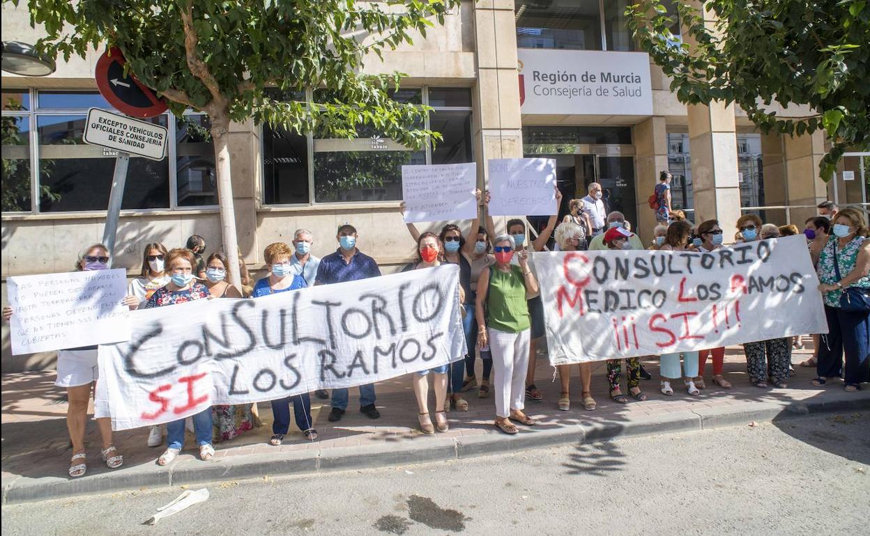 Protesta vecinal a las puertas de la Consejería de Salud.