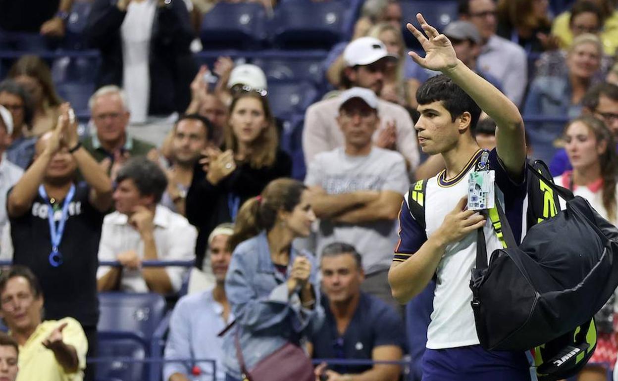 Alcaraz despidiéndose del público del US Open. 