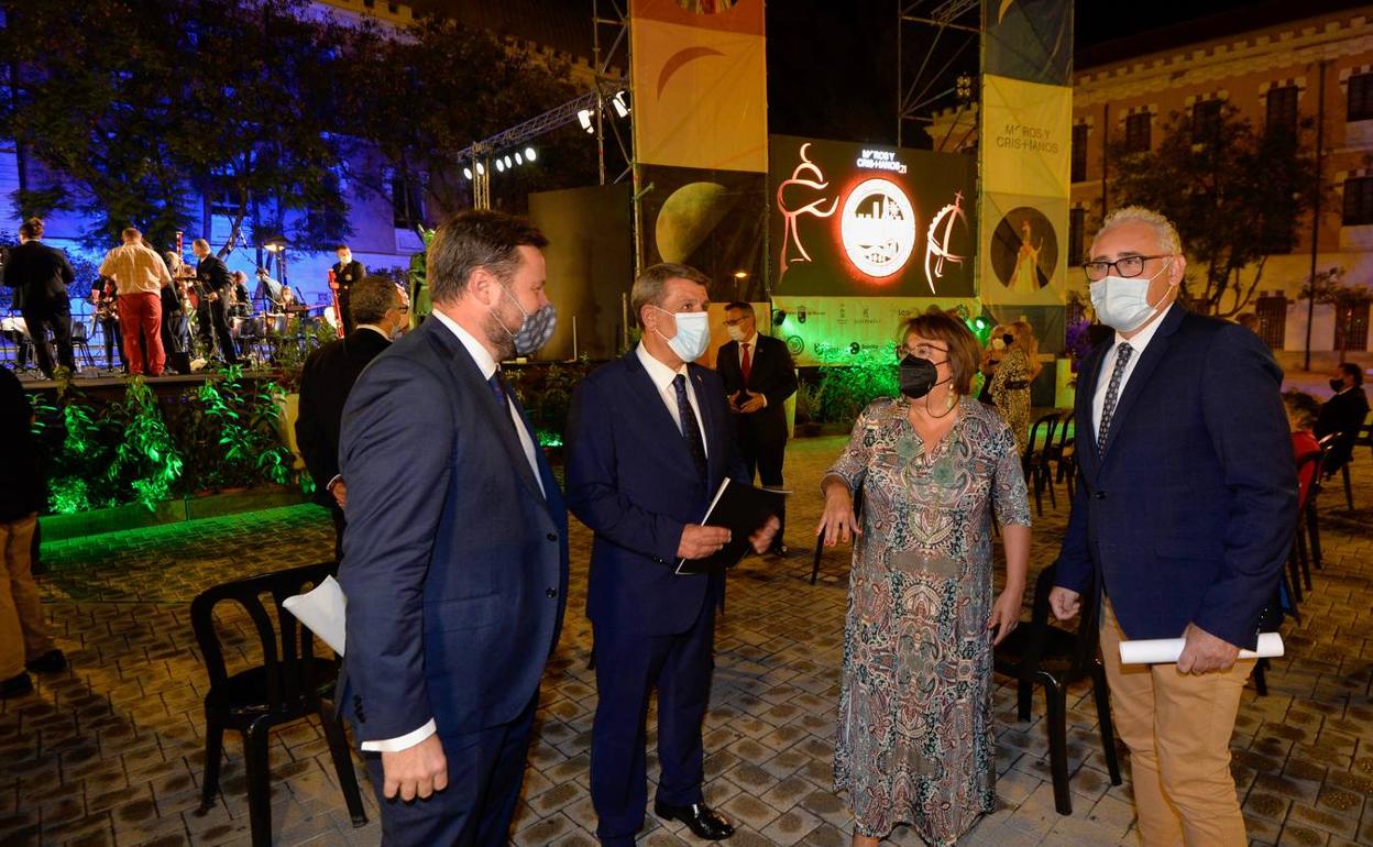 Los cuatro pregoneros conversan antes de iniciarse el acto, anoche, en el Cuartel de Artillería. 