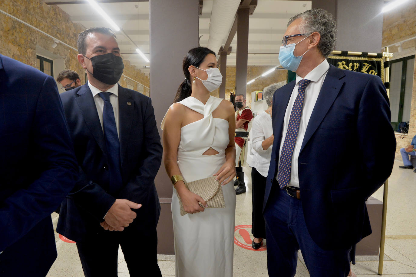 Fotos: Un pregón a cuatro exalta la armonía de culturas de la fiesta de Moros y Cristianos