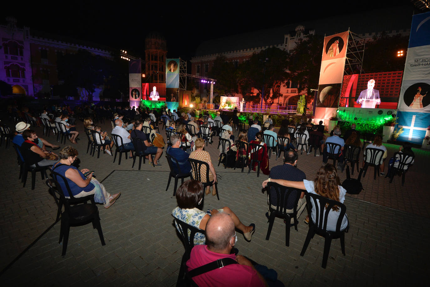 Fotos: Un pregón a cuatro exalta la armonía de culturas de la fiesta de Moros y Cristianos