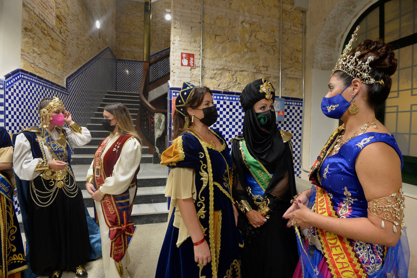 Fotos: Un pregón a cuatro exalta la armonía de culturas de la fiesta de Moros y Cristianos