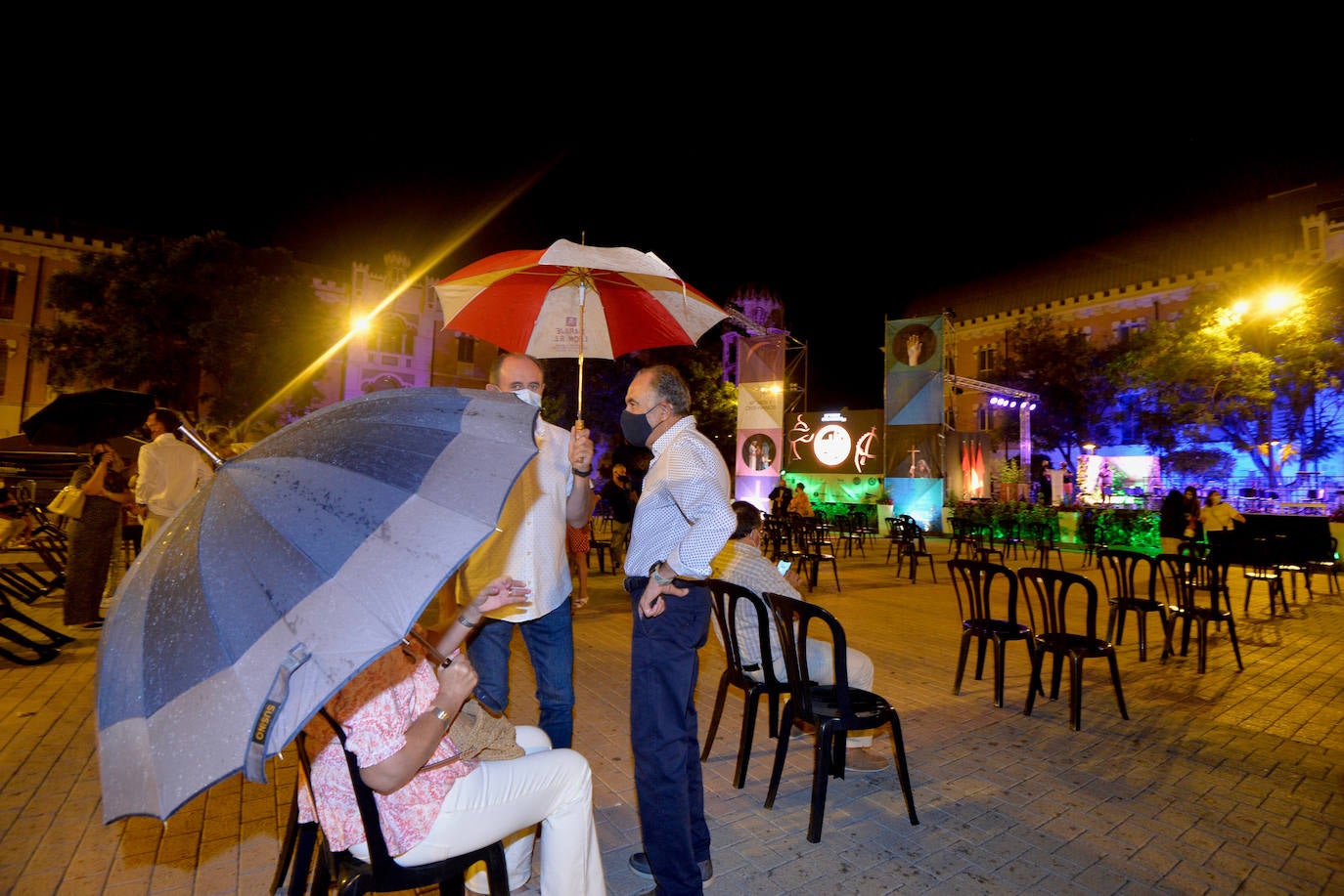 Fotos: Un pregón a cuatro exalta la armonía de culturas de la fiesta de Moros y Cristianos