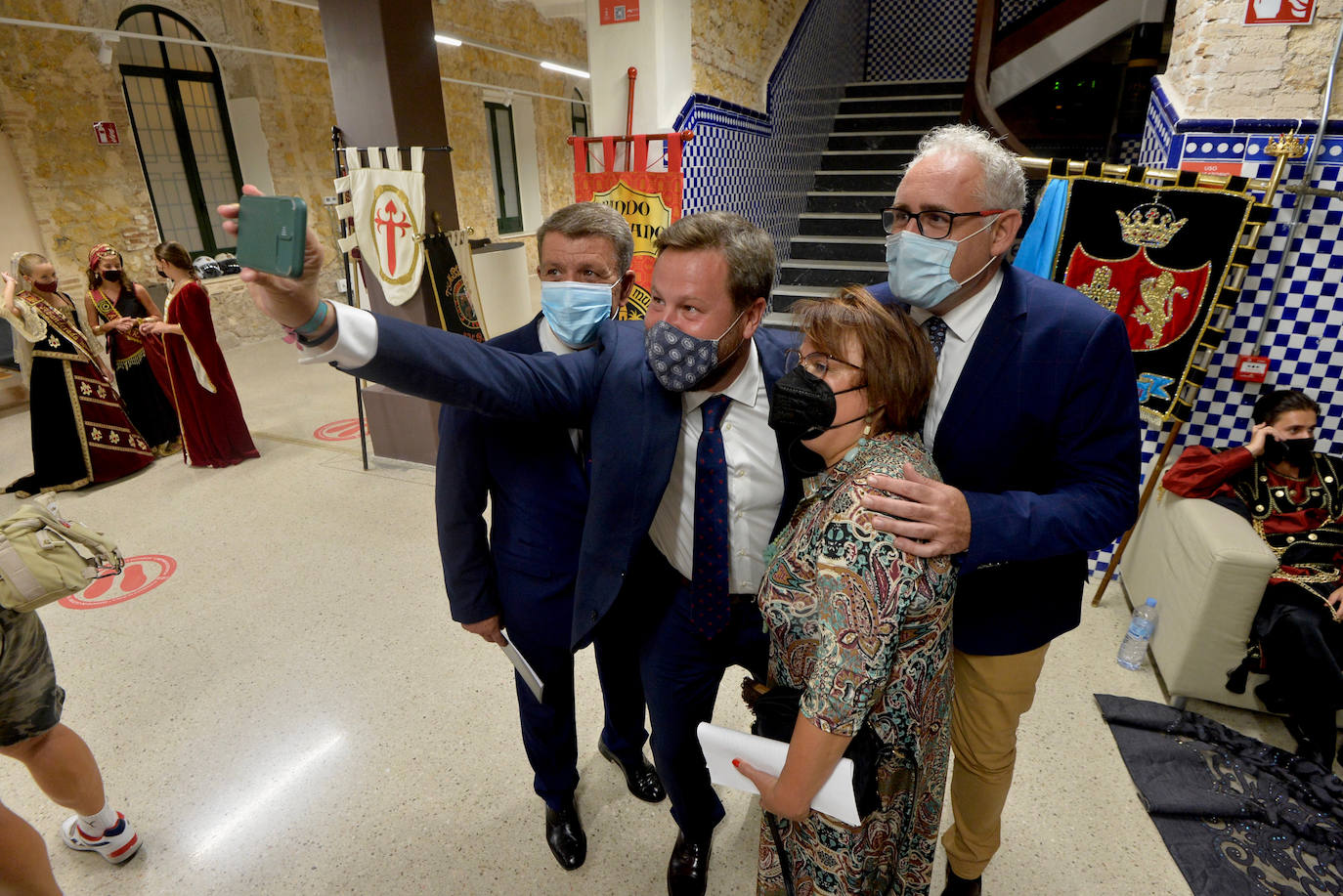 Fotos: Un pregón a cuatro exalta la armonía de culturas de la fiesta de Moros y Cristianos