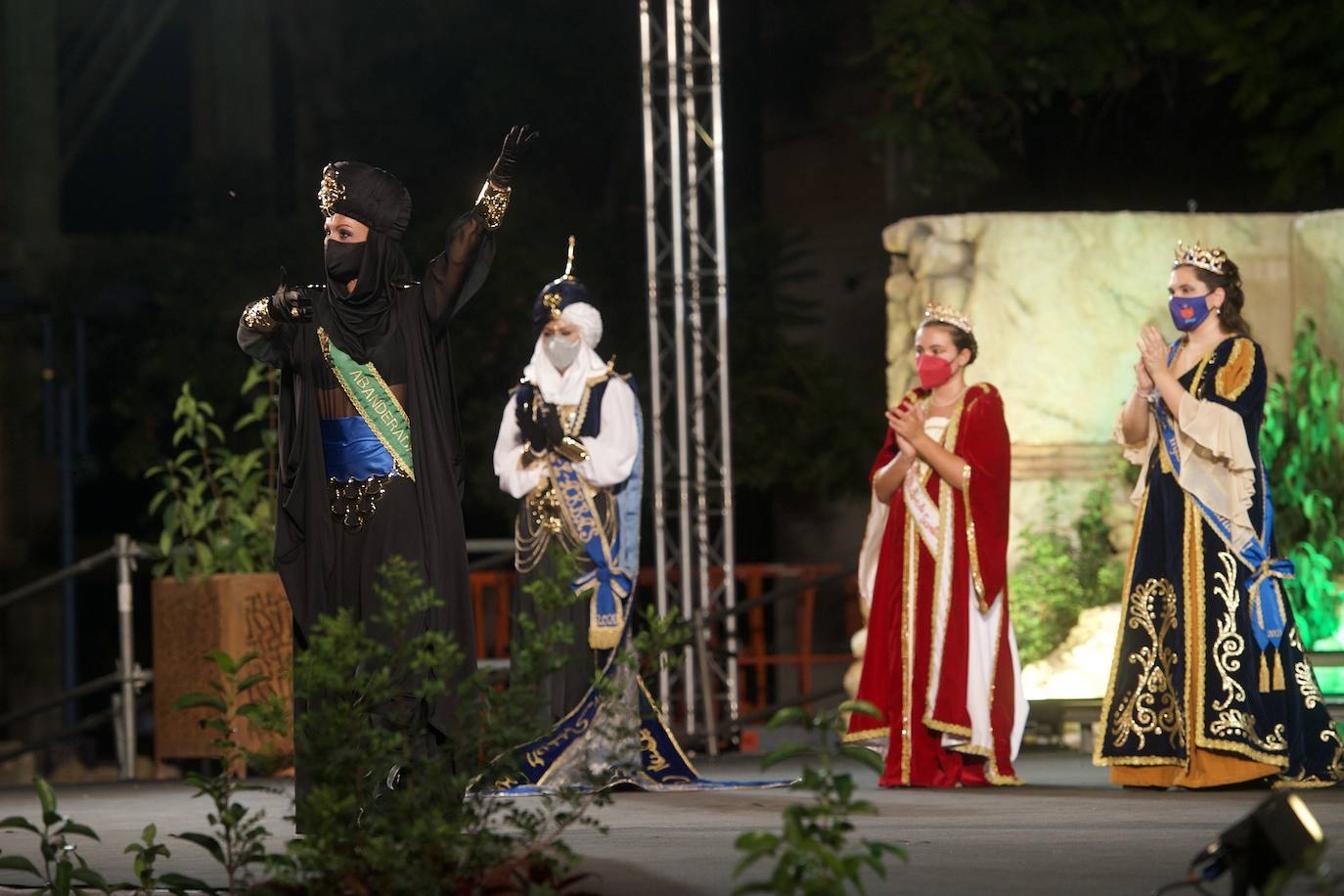 Fotos: Moros y Cristianos recupera el esplendor de sus ballets y abanderadas