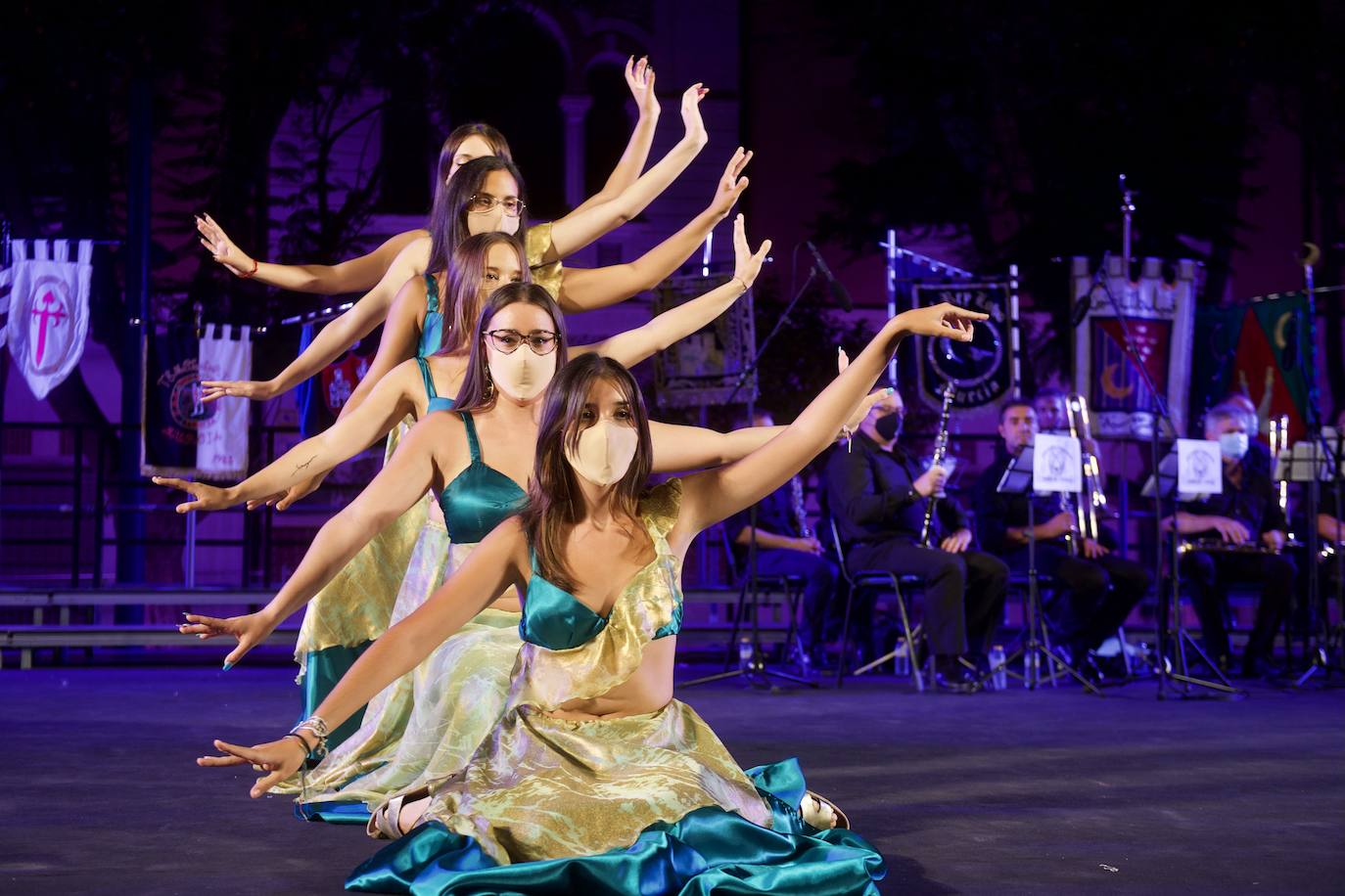 Fotos: Moros y Cristianos recupera el esplendor de sus ballets y abanderadas