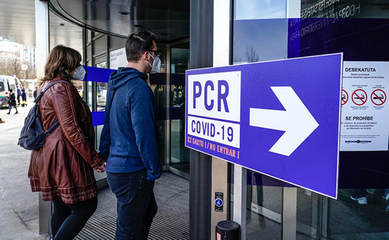 Una pareja acude a un centro a realizarse una PCR.