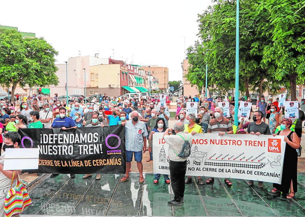 Protesta en Águilas a favor del tren, el 19 de agosto. 