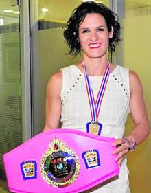 Imagen secundaria 2 - 1. 2019. Mari Carmen consiguió el título europeo de la Federación Internacional de Boxeo Femenino ante la alemana Bilgenur Aras, en un combate disputado en Neu-Isenburg (Alemania).| 2. 2020. La boxeadora de Puerto Lumbreras acorrala a Ivanka Ivanova en el combate disputado el año pasado en Puerto Lumbreras, en el que se proclamó campeona de Europa.| 3. Romero posa con el cinturón de campeona del mundo de muay thai que logró en Bangkok tras derrotar a la peruana Fiorella en tres asaltos, en 2019.