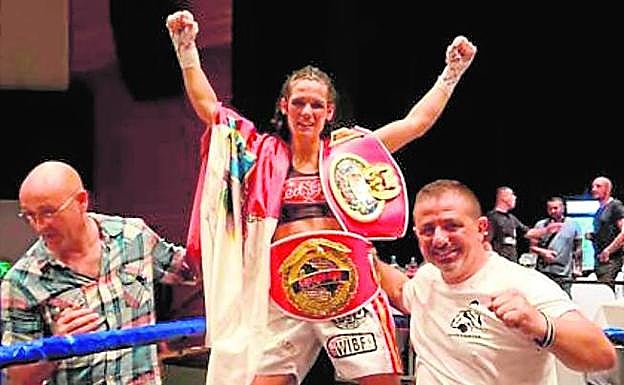 Imagen principal - 1. 2019. Mari Carmen consiguió el título europeo de la Federación Internacional de Boxeo Femenino ante la alemana Bilgenur Aras, en un combate disputado en Neu-Isenburg (Alemania).| 2. 2020. La boxeadora de Puerto Lumbreras acorrala a Ivanka Ivanova en el combate disputado el año pasado en Puerto Lumbreras, en el que se proclamó campeona de Europa.| 3. Romero posa con el cinturón de campeona del mundo de muay thai que logró en Bangkok tras derrotar a la peruana Fiorella en tres asaltos, en 2019.
