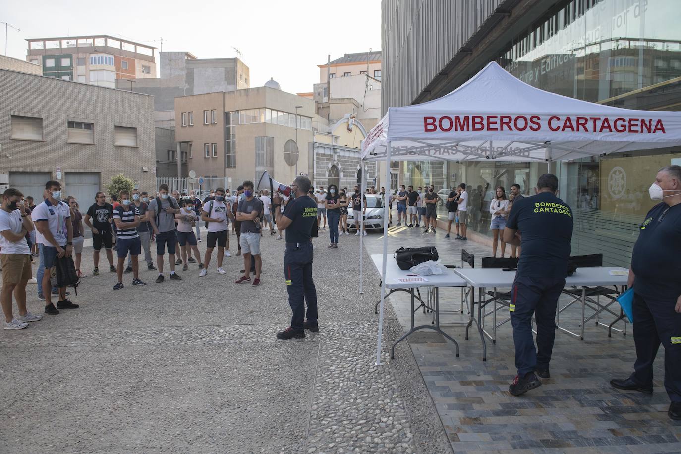 Fotos: Más de 400 aspirantes inician las oposiciones a Bombero en Cartagena