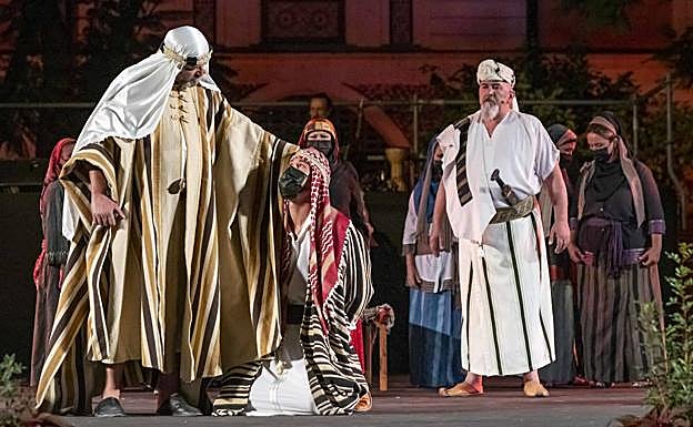 El escenario del Cuartel de Artillería acogió anoche la tradicional entrega de llaves de la ciudad en las fiestas de Moros y Cristianos. 