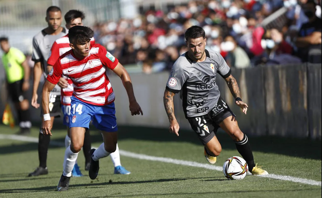 Fran García conduce el balón en el cuentro contra el Recreativo Granada, este sábado.