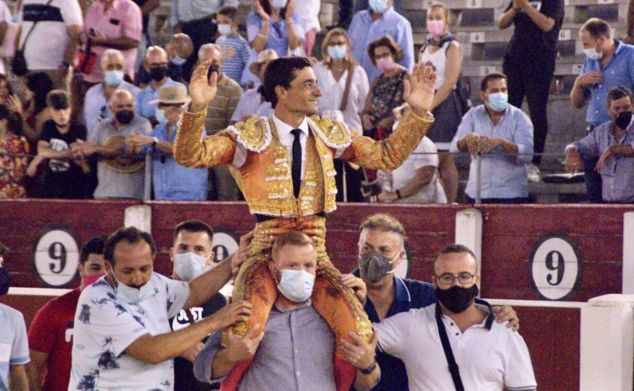Ureña sale a hombros en la corrida celebrada en la plaza de Albacete.
