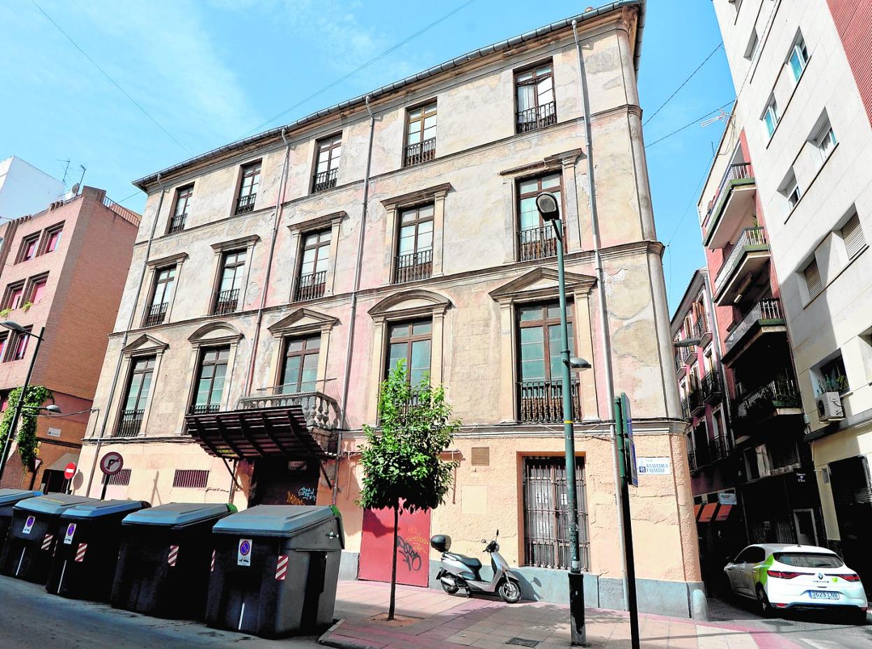 El palacio de la calle Saavedra Fajardo, esquina con Andrés Baquero, justo frente a la plaza de abastos. 