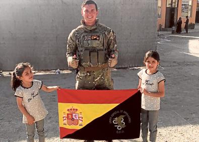 Imagen secundaria 1 - Con la satisfacción y el agotamiento reflejados en su rostro, posa junto a la enseña que le regalaron los GEO y que iba enarbolando cada día entre la multitud (izquierda). El soldado británico descansa contra un muro, en un 'selfie' que deja a la vista los dos emblemas nacionales, el británico y el español, sobre su pecho (derecha).