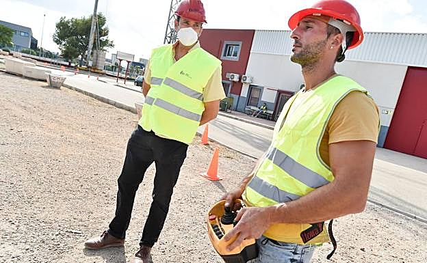 Un joven sigue el curso de operador de grúa en las instalaciones de la Fundación Laboral de la Construcción, en Alhama. 