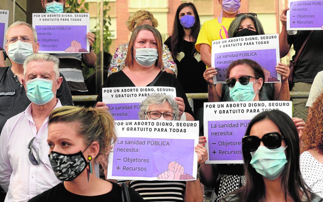 Concentración a favor de la práctica de abortos en la sanidad pública, el pasado junio en Murcia. 