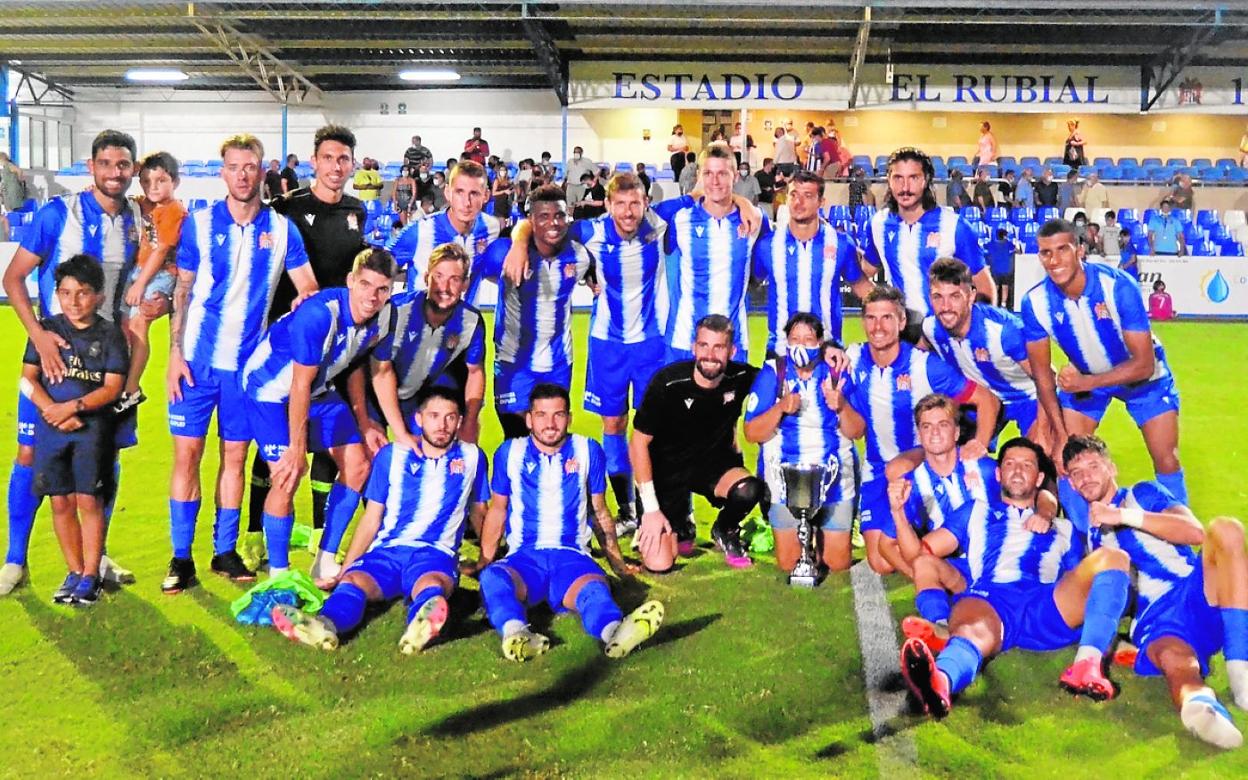Foto de la plantilla del Águilas al término de un partido esta pretemporada. 