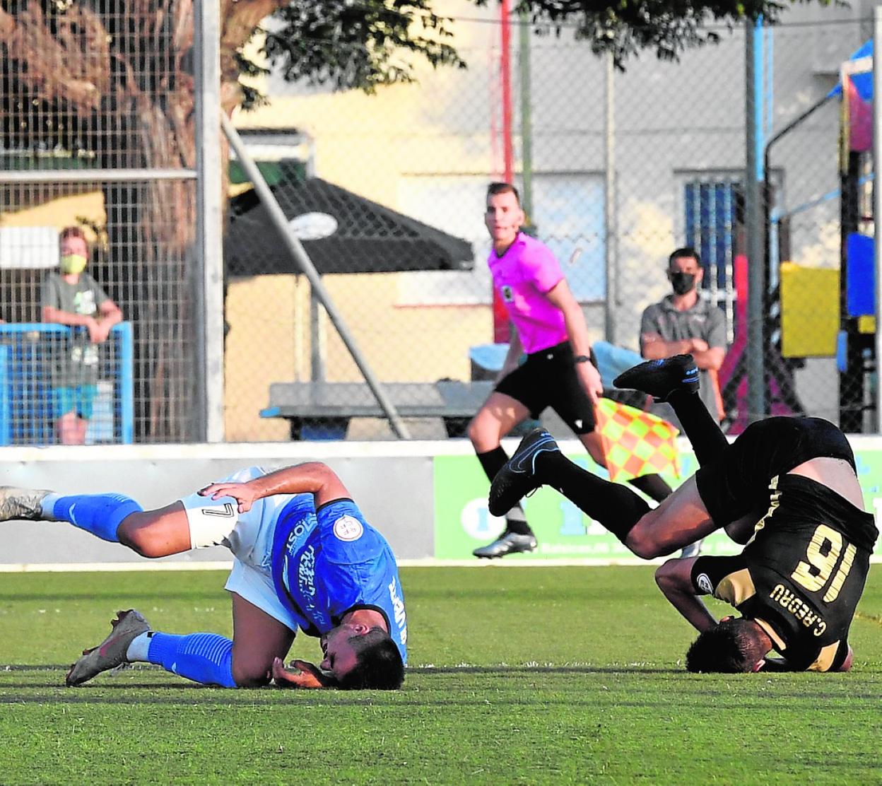 Silvente y Redru ruedan por el suelo tras un encontronazo, ayer en El Pitín. 
