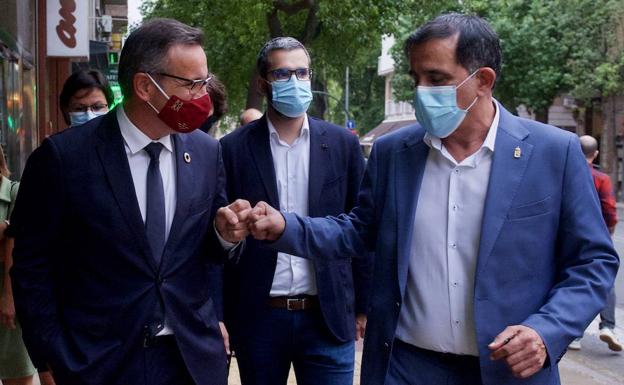 Diego Conesa choca el puño con el alcalde de Murcia, José Antonio Serrano, este lunes.