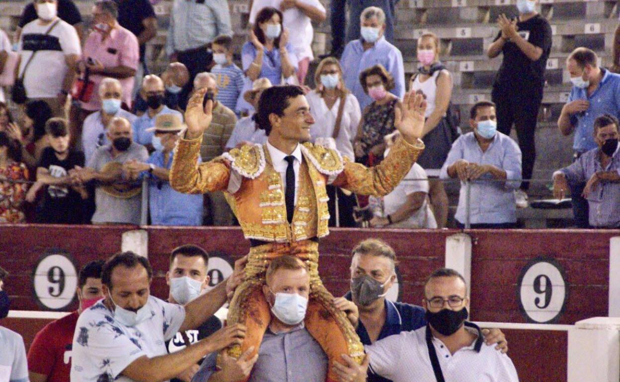 Ureña sale a hombros en la corrida celebrada este sábado en la plaza de Albacete.