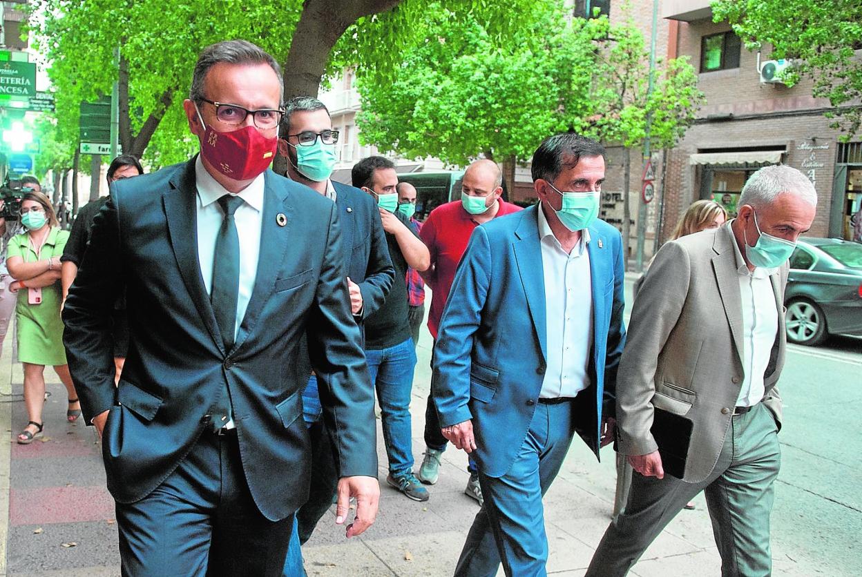 Diego Conesa abandonaba ayer tarde la sede del PSOE acompañado por Francisco Lucas, el alcalde de Murcia, José Antonio Serrano, y Alfonso Martínez Baños, con gesto cabizbajo. 