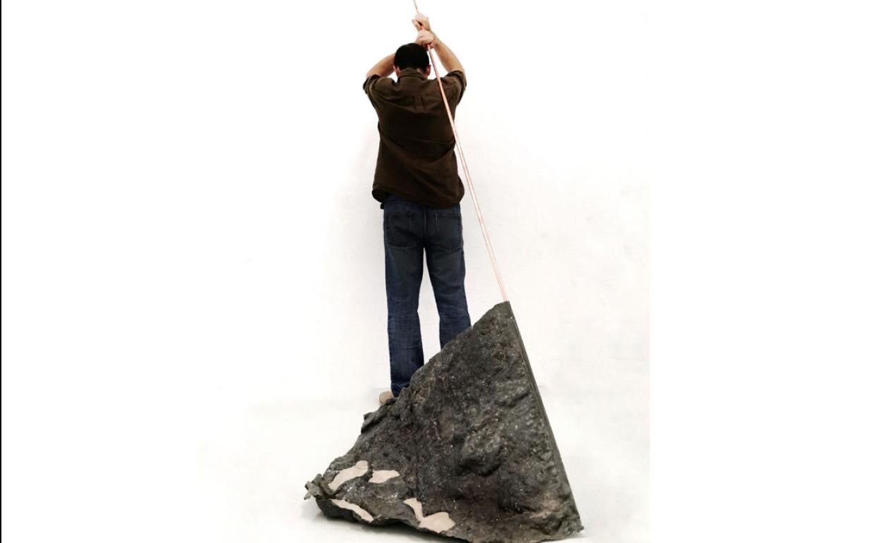 El artista Cristóbal Barbero en la instalación escultórica. 