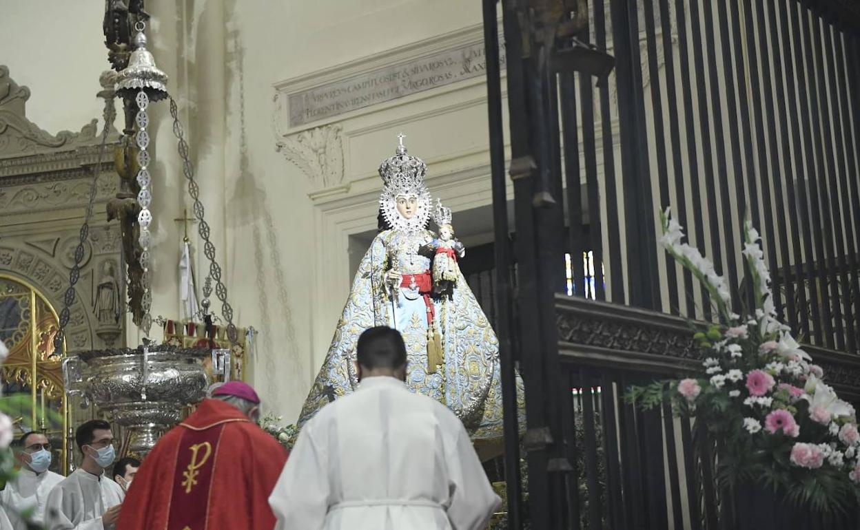 El obispo de espaldas durante la celebración de la homilía en honor a la Virgen de la Fuensanta. 