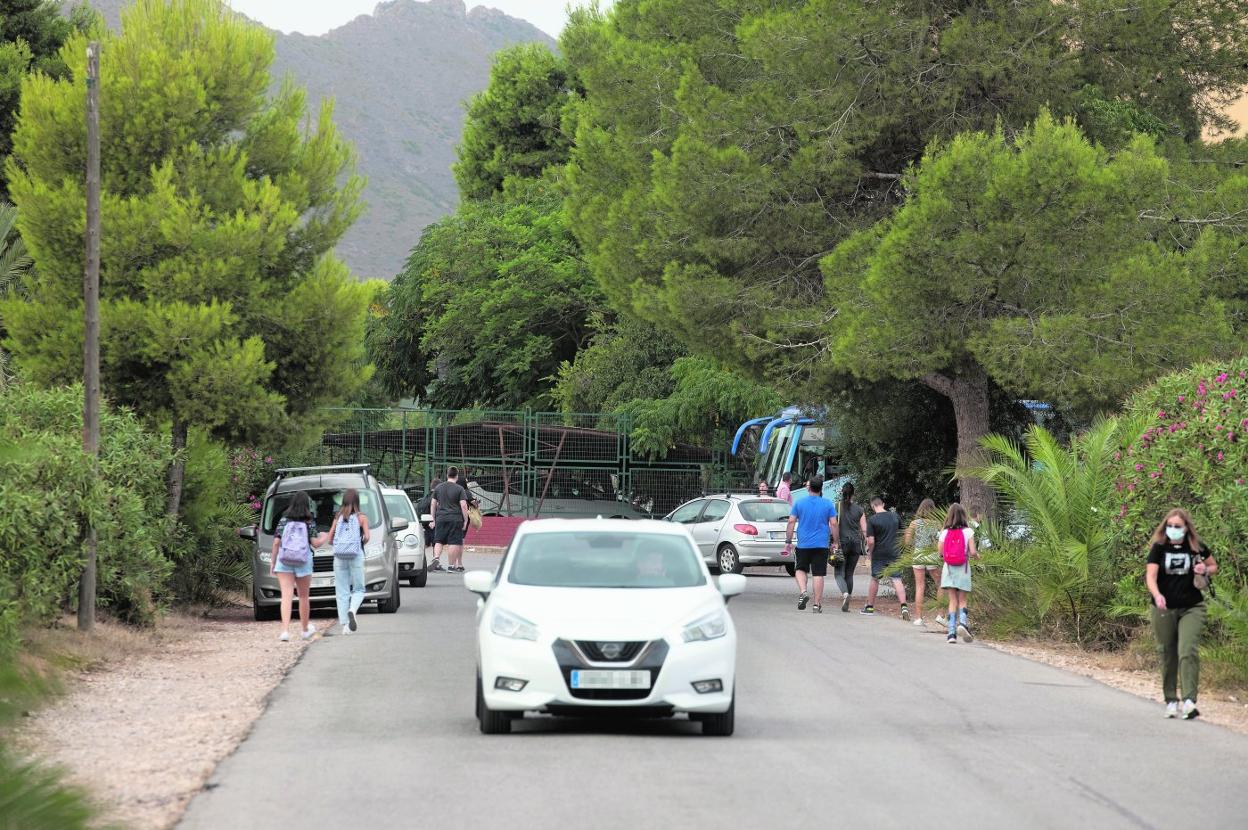 Varios grupos de niños caminando por los arcenes de camino al instituto de Tentegorra. 