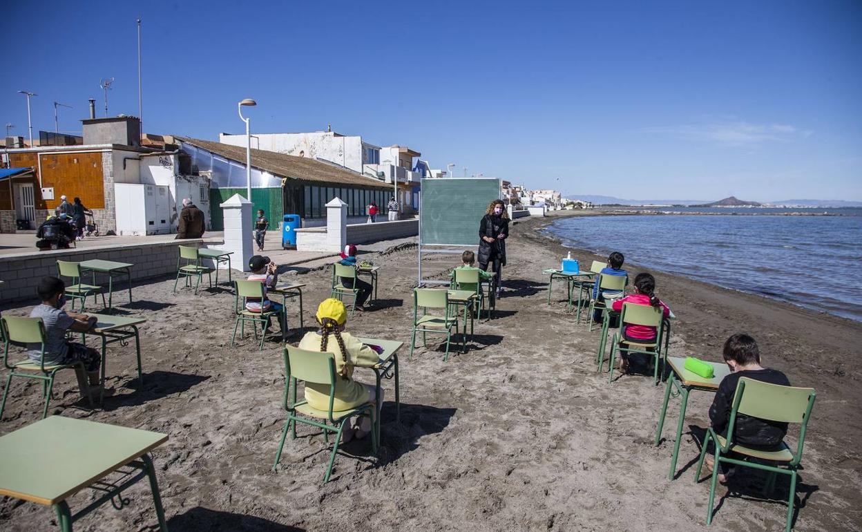Alumnos el pasado curso en la playa de Los Nietos. 
