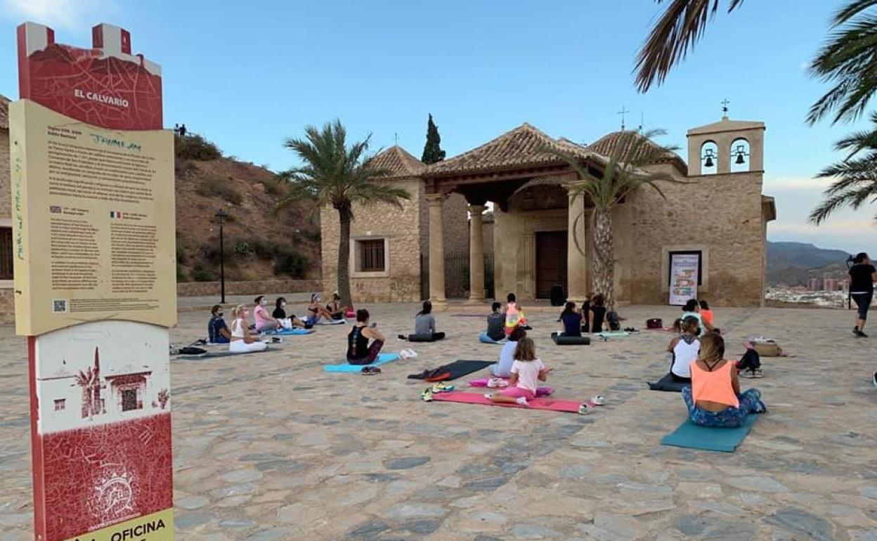 Un grupo de mujeres practica yoga en la explanada de El Calvario de Lorca.