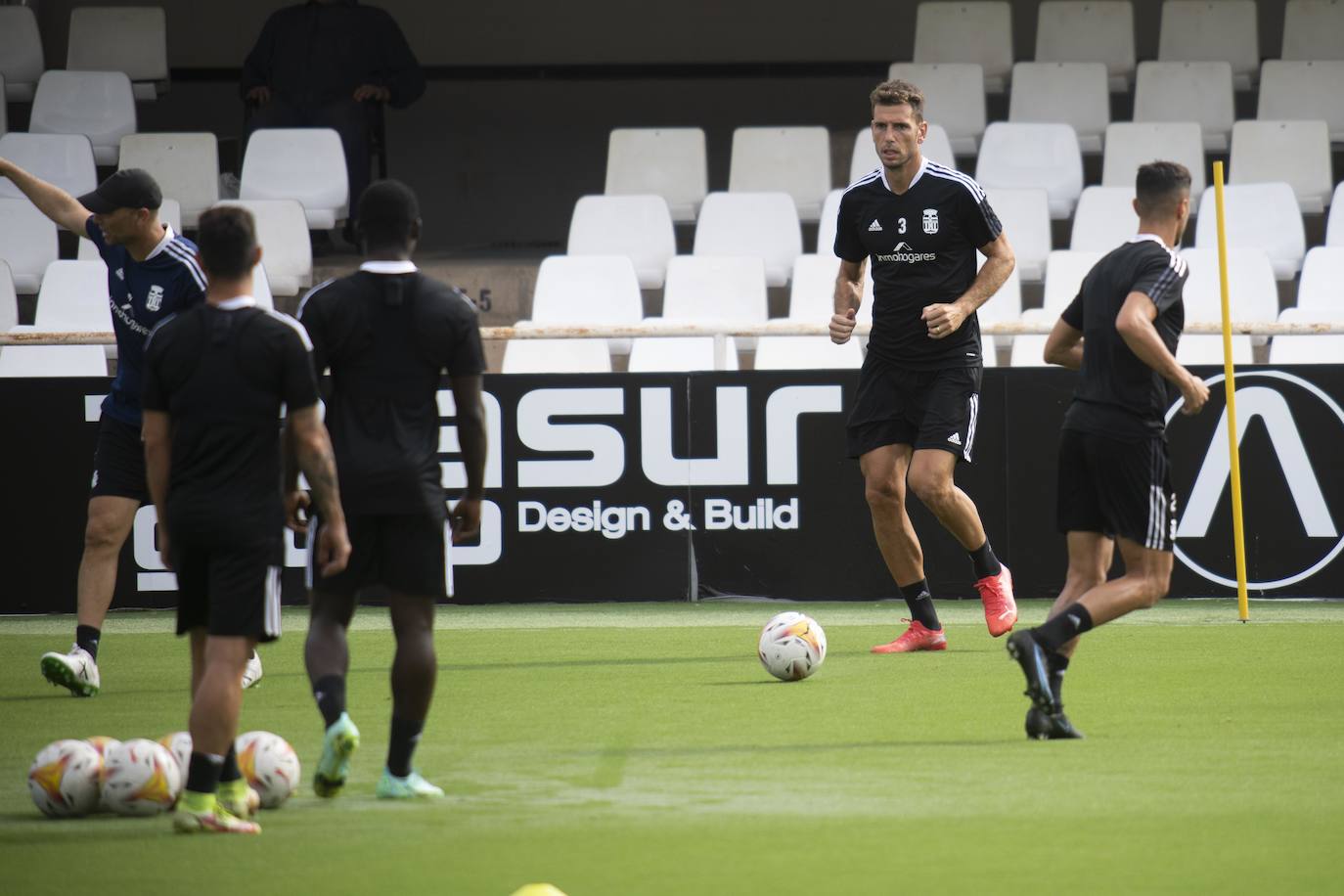 Fotos: El canterano Adrián Revilla entrena en una sesión con cuatro ausencias