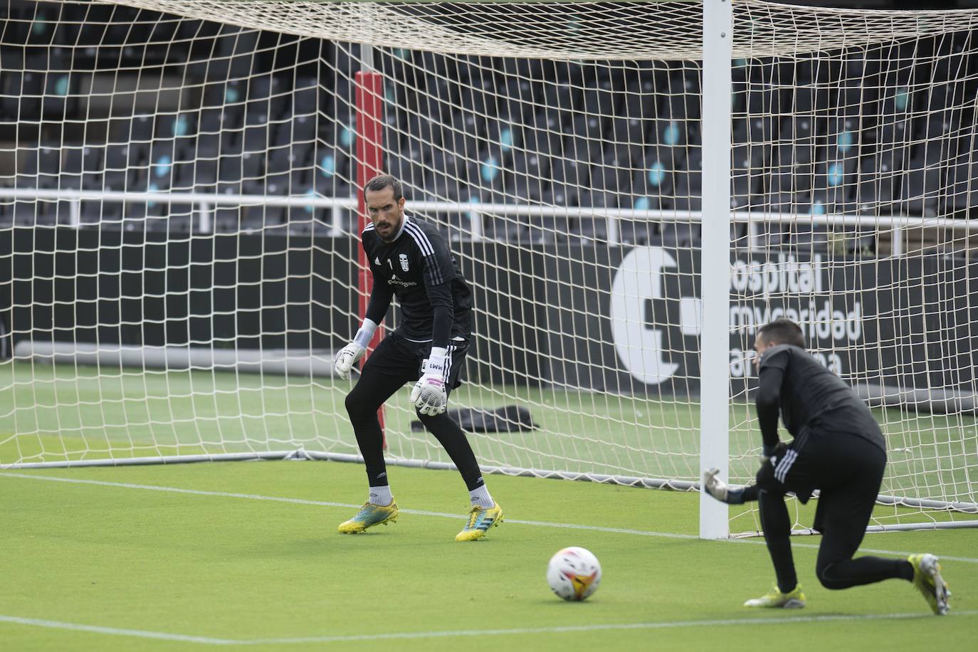 Fotos: El canterano Adrián Revilla entrena en una sesión con cuatro ausencias