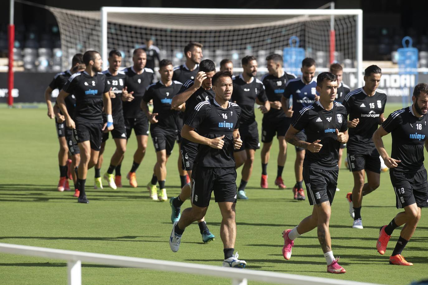 Fotos: El canterano Adrián Revilla entrena en una sesión con cuatro ausencias